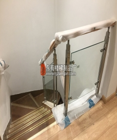 復(fù)式樓采用的不銹鋼立柱更顯簡約與現(xiàn)代感